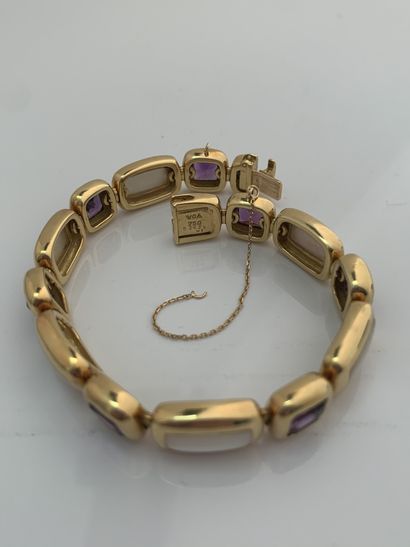 VAN CLEEF & ARPELS 耳环和手镯设计套装
紫水晶，珍珠母，18K（750）黄金
签名，手镯上有编号
长手镯：约18.5厘米-铅。： 69.1克
...