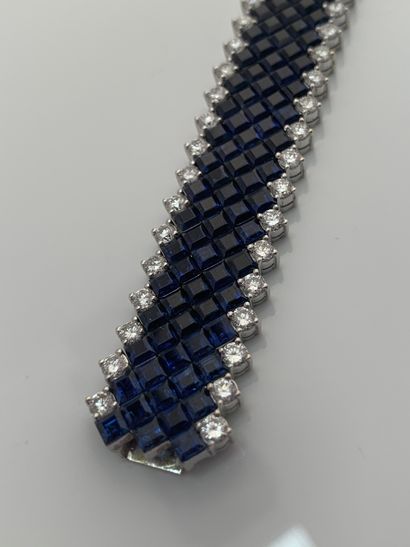 null BRACELET "RIBBON"
Calibrated sapphires, round brilliant diamonds
18k gold (750)
L.:...