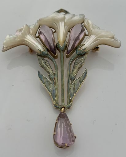 LALIQUE 
Brooch with three flowers of Datura. Amethysts, enamel and mother of pearl....