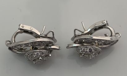 CARTIER 一对耳夹
圆钻
铂金(950)，18K金(750)
签名
高：约2厘米-铅。11.9克
一对钻石、铂金和黄金耳环，已签名。