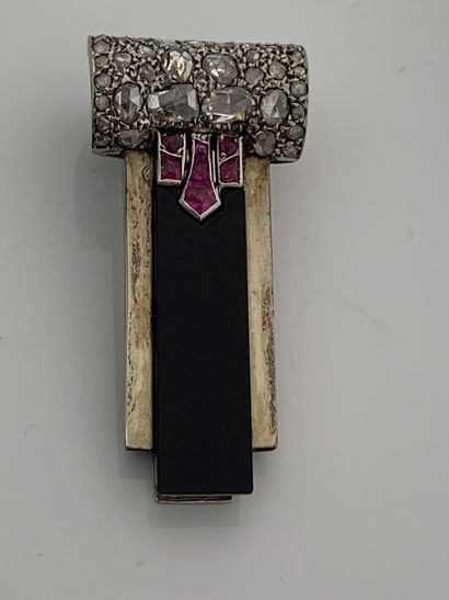 null CLIP DE REVERS "ART DÉCO"
黑玛瑙，玫瑰式切割钻石，红宝石
白金(750)，铂金(950)
长：约3.9厘米 - 铅。颜色：1...