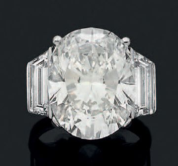  BAGUE «DIAMANT» Diamant ovale taille brillant épaulé de deux diamants trapèzes Td....