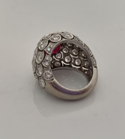 null RING "BALL"
Cushion ruby, brilliant-cut diamonds
18K (750) white gold
Ruby weight:...