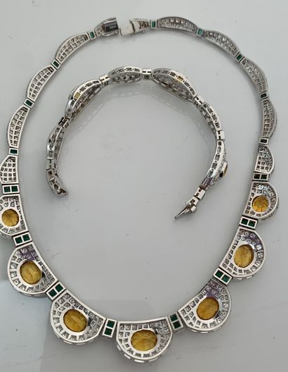 BOUCHERON 
Parure collier et bracelet. Diamants ronds, saphirs jaunes et émeraudes...