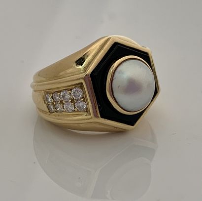 null BAGUE Demi-perle, onyx, diamants, or jaune 18K (750)
Td. : 51 - Pb. : 18.9 gr
A...