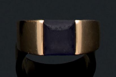 CARTIER Ring "tank"
Amethyst, 18K (750) yellow gold
Signed, numbered and dated
Td....
