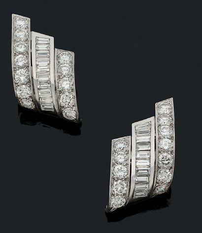 PAIR OF EAR CLIPS Composed of three lines...