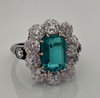 null RING "EMERAUD"
Emerald with cut sides, surrounded by old cut diamonds
Emerald...