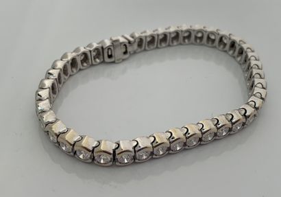 null 手镯"钻石"
圆形明亮式切割钻石，18K(750)白金
长：16 cm - Pb.25.6克
钻石和黄金手镯。