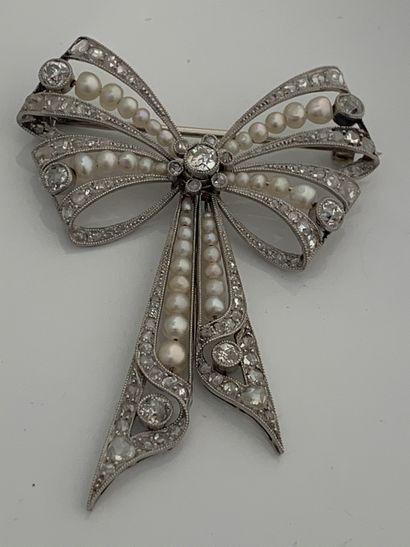 null BROCHE «NOEUD»
Diamants taille ancienne et taille rose, perles fines
Or 9K (375),...