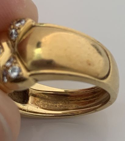 MAUBOUSSIN Bague
Diamants ronds, or jaune 18K (750)
Signée et numérotée
Td. : 52...