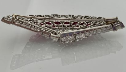 null GRANDE BROCHE «ÉVENTAIL»
Diamants ronds, rectangulaires et baguettes, rubis
Platine...