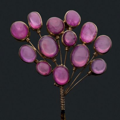 SUZANNE BELPERRON Broche «bouquet de ballons»
Rubis et saphirs roses cabochons, or...