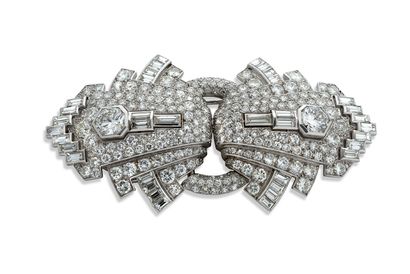 null RAS DE COU"项链
四排养殖珍珠和大型"双夹"扣，圆形钻石和长方形项链
将夹子作为胸针佩戴的系统
18K白金（750），铂金（950）
尺寸：双夹：约7.7厘米
长：约31.5厘米...