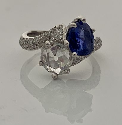 null 戒指"TOI & MOI"
旧式切割蓝宝石和钻石，铂金（950）
Td.: 54 - Pb.9.3克
蓝宝石、钻石和铂金戒指。