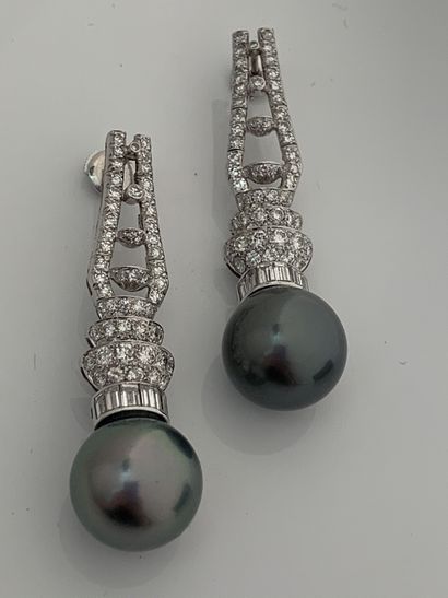 null PAIR OF EARRINGS Round diamonds and baguettes, removable Tahitian pearls
Platinum...