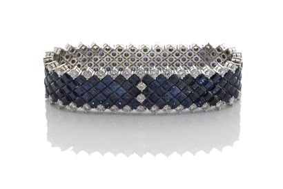 null BRACELET «RUBAN»
Saphirs calibrés, diamants ronds taille brillant
Or 18k (750)
L....