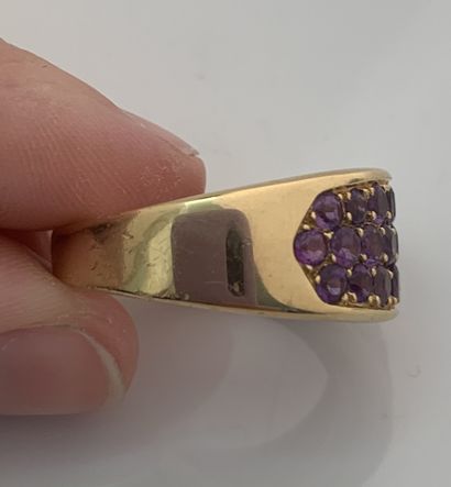 VAN CLEEF & ARPELS 紫水晶戒指，18K（750）金
签名、编号：
Td.57 - Pb.：11.8克
一枚紫水晶和金戒指，有签名。