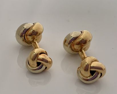 CARTIER «TRINITY»
Paire de boutons de manchettes, trois ors 18K (750)
Signée et numérotée,...