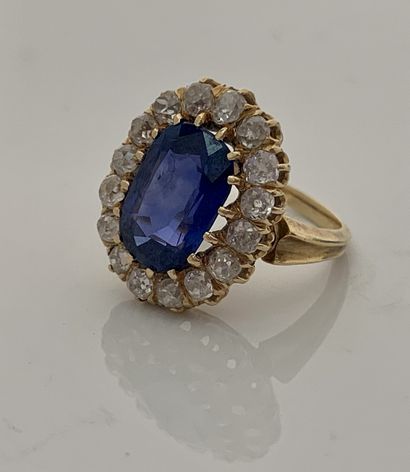 null 戒指"SAPHIR"
蓝宝石环绕着古董钻石
18K（750）黄金
蓝宝石重量：约4克拉
Td.Td.: 54 - Pb.

原产地：锡兰
未见热加工
...