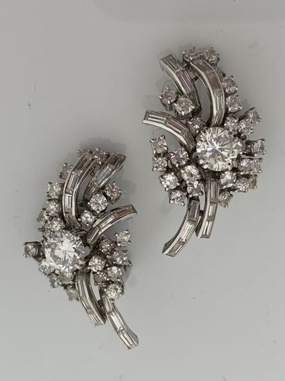 BOUCHERON 
Paire de clips d'oreilles. Diamants ronds et baguettes. Platine (950),...