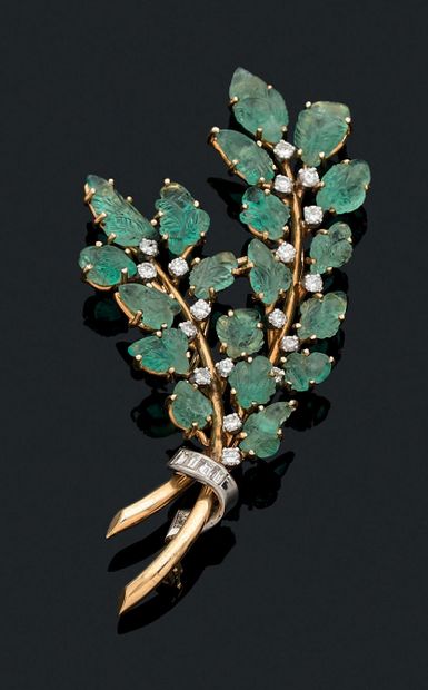null 
"Bouquet" brooch
Emeralds engraved in leaves, round diamonds and baguettes
18K...