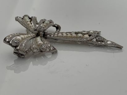 null BROCHE «NOEUD»
Diamants taille ancienne et taille rose, perles fines
Or 9K (375),...