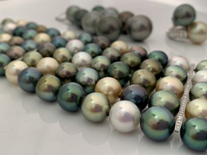 null PARURE «PERLES DE TAHITI»
Bracelet, bague et pendants d'oreilles
Perles de Tahiti,...