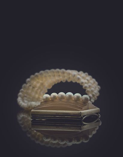 SUZANNE BELPERRON "细珍珠"手链 金色玛瑙设计，台阶和细珍珠形成扣子。金属框架（金合金） 手镯长：约17厘米 表扣直径：约2.75 x 2.6厘米...