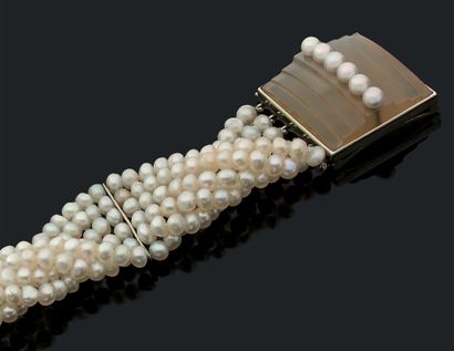 SUZANNE BELPERRON Bracelet "fine pearls" Agate pattern blonde stepped and fine pearls...