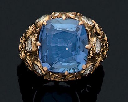 null 戒指"SAPHIR"
枕形蓝宝石，古董切割钻石和18k（750）金
蓝宝石重量：约5克拉
Td.: 48 - Pb.戒指：5.75克
附有LFG简化报...