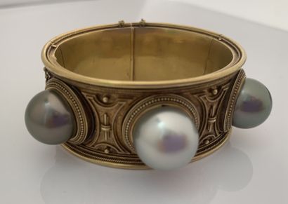 null BRACELET JONC Cultured pearls, 18K (750) gold
French work late 19th century,...