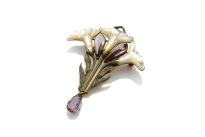LALIQUE 
Brooch with three flowers of Datura. Amethysts, enamel and mother of pearl....