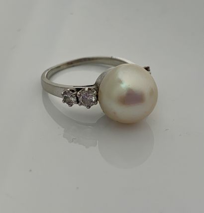 null RING Cultured pearl, diamonds.
18K (750) white gold, platinum (950)
Td. 54 -...