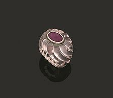 SUZANNE BELPERRON Bague «tourbillon»
Rubis, quartz rose godronné
Td. : 45 - Pb. :...