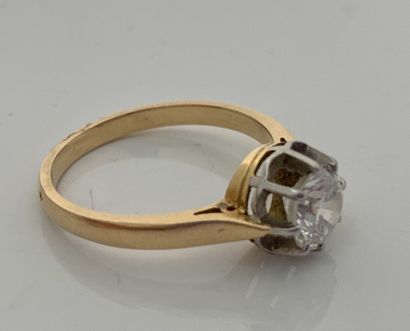 null "SOLITAIRE"戒指
圆形明亮式切割钻石
18K黄金（750）和铂金（950）
钻石重量：约1.1克拉
Td.57 - Pb.: 4克
一枚黄金...