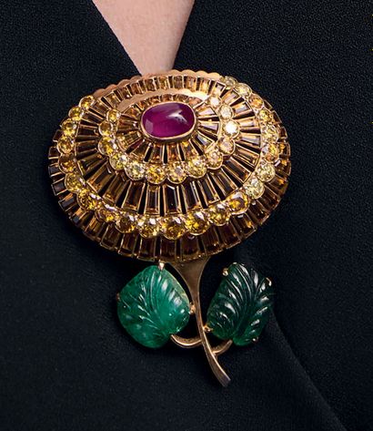 SUZANNE BELPERRON 
*黄水晶，天然彩色黄钻，凸圆形红宝石，雕刻的绿宝石。由大师Goené & Darde在1940年左右制作的印记。高度：5.8厘米。5.8厘米...