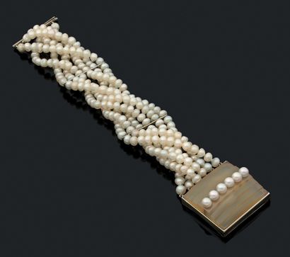 SUZANNE BELPERRON 
手链 "细珍珠" 金色玛瑙图案，有台阶，细珍珠形成一个扣子。金属安装（金合金）。手链长度：17厘米左右。 扣子直径：2.75...