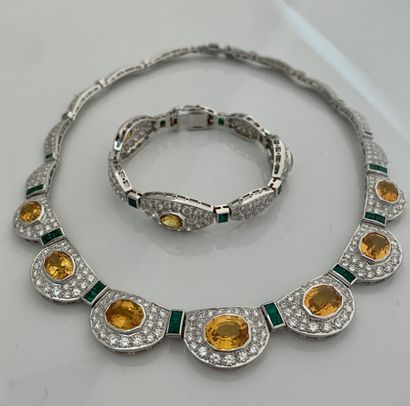 BOUCHERON 
Parure collier et bracelet. Diamants ronds, saphirs jaunes et émeraudes...