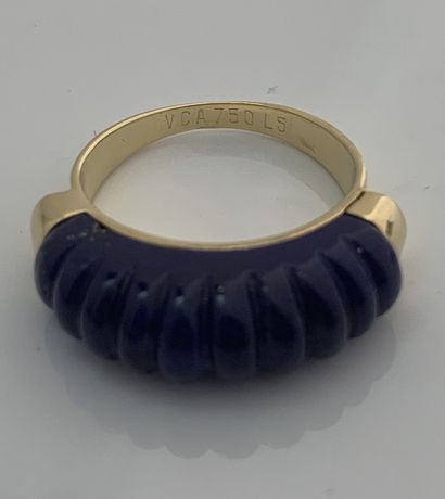 VAN CLEEF & ARPELS Bague
Lapis lazuli, or jaune 18K (750)
Signée - Poinçon de maitre...