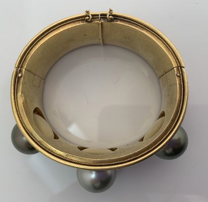 null BRACELET JONC 养殖珍珠，18K（750）金
19世纪末法国作品，后置珍珠
直径：6.3厘米左右 - 铅。Pb.: 106.1 gr
珍珠...