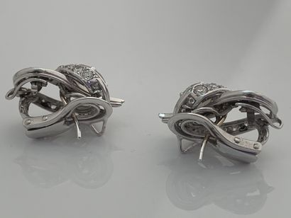 CARTIER Pair of ear clips
Round diamonds
Platinum (950), 18K gold (750)
Signed
H.:...