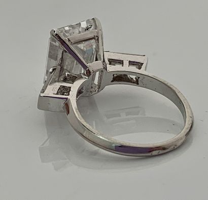  BAGUE «DIAMANT» Diamant taille émeraude, diamants baguettes, platine (950) Td. :...