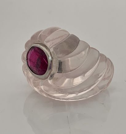 SUZANNE BELPERRON Ring "tourbillon"
Ruby, rose quartz godronné
Td. 45 - Pb. : 10...