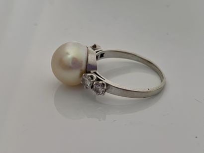 null RING Cultured pearl, diamonds.
18K (750) white gold, platinum (950)
Td. 54 -...