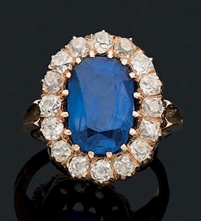null 戒指"SAPHIR"
蓝宝石环绕着古董钻石
18K（750）黄金
蓝宝石重量：约4克拉
Td.Td.: 54 - Pb.

原产地：锡兰
未见热加工
...