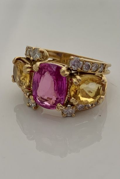 null RING "SAPHIRS"
Pink and yellow sapphires cushion cut, 18K (750) yellow gold
Pink...