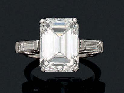 null 
DIAMOND "戒指 祖母绿切割钻石，方形钻石，铂金（950）。Td。: 48 - Pb.5.2克。附带一份N°177930号证书（副本），证明:重量:...