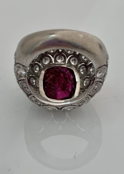 null RING "BALL"
Cushion ruby, brilliant-cut diamonds
18K (750) white gold
Ruby weight:...