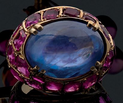 SUZANNE BELPERRON 
Ring "dome" Sapphire cabochon, paving of rubies. Yellow gold 18K...